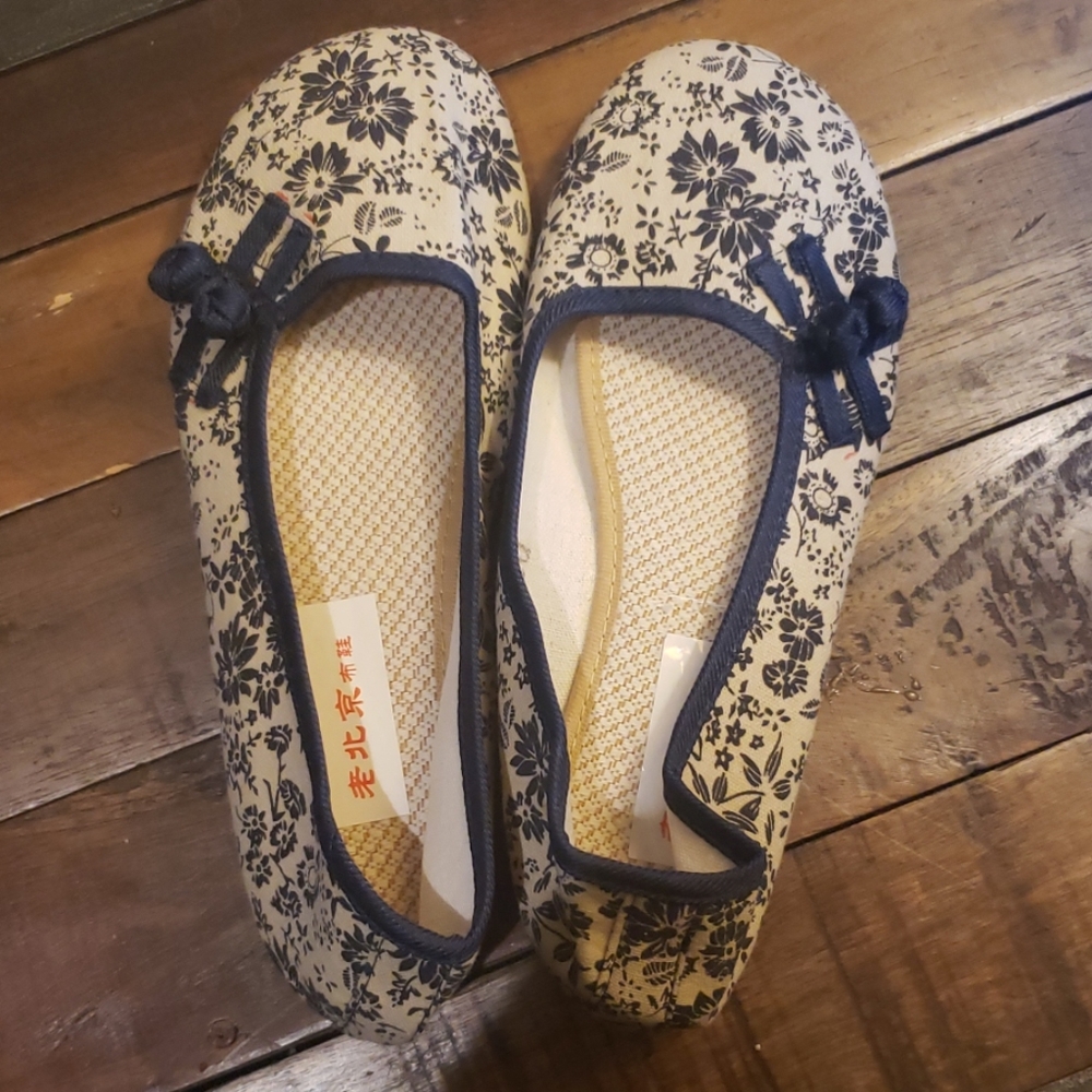 Asian-style, flats LAST PAIR!